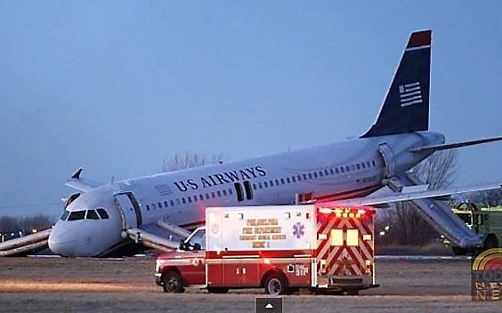 Een vliegtuig van de Amerikaans luchtvaartmaatschappij US Airways is donderdag op de luchthaven van Philadelphia (VS) op de neus geland. beeld uit video YouTube