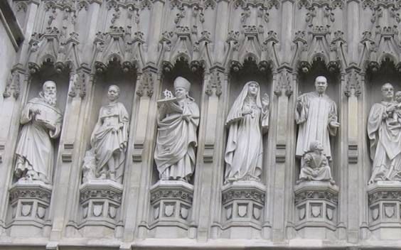 Een beeld boven de hoofddeur van de Westminster Abbey in Londen houdt de herinnering aan Esther John (derde van rechts) in leven. beeld Wikimedia