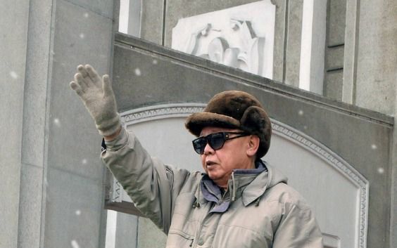 De Noord-Koreaanse dictator Kim Jong-il zwaait bij een parade. Foto EPA.