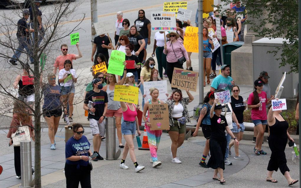 Demonstranten verzamelen zich buiten de Indianapolis Library waar vicepresident Kamala Harris een ontmoeting had met wetgevers van de staat Indiana voor een rondetafelgesprek over abortusrechten in de Indianapolis State Library in Indianapolis, Indiana, VS, op 25 juli 2022. beeld EPA, John Sommers II, Pool 