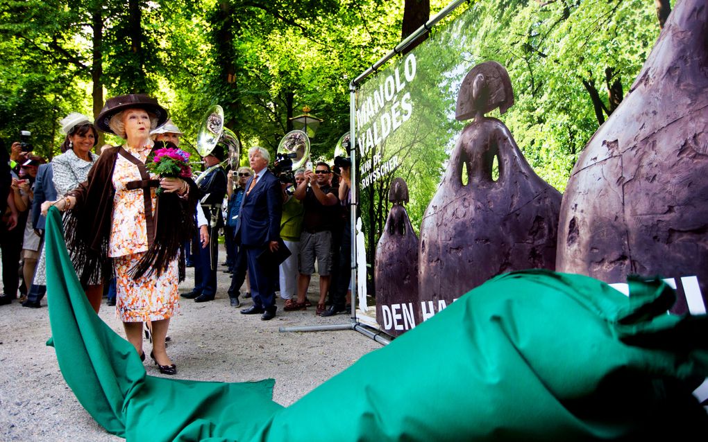 DEN HAAG - Koningin Beatrix opent donderdag de beeldententoonstelling Den Haag Sculptuur 2010. Foto ANP