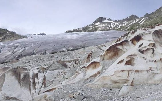 De krimpende Rhônegletsjer in het Zwitserse kanton Wallis, vanuit dezelfde positie gefotografeerd in 2007 (foto boven) en in 2014. In zeven jaar is de gletsjer vele tientallen meters korter geworden en de ijsdikte sterk afgenomen.  beeld Simon Oberli, uni