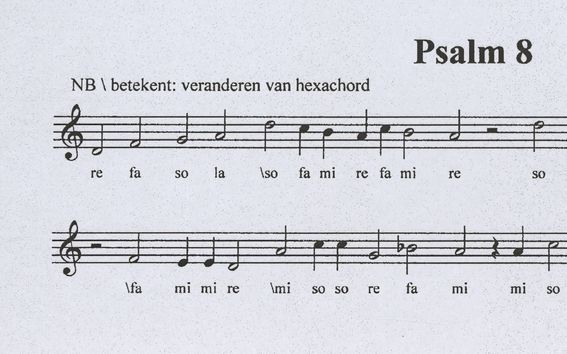 De melodie van Psalm 8 is een duidelijk voorbeeld van het gebruik van hexachorden.