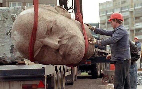 Het enorme standbeeld van Lenin in Berlijn werd in 1991 afgebroken en begraven. Pas in 2013 is het weer opgegraven. beeld Andreas Altwein