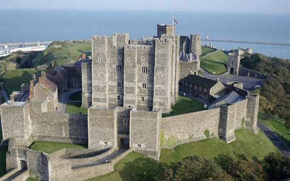 DOVER – De burcht van Henry II op de krijtrotskust van Dover lijkt op een verdedigingswerk. In werkelijkheid was het een paleis waar buitenlandse hoogwaardigheidsbekleders konden toeven. Foto English Heritage