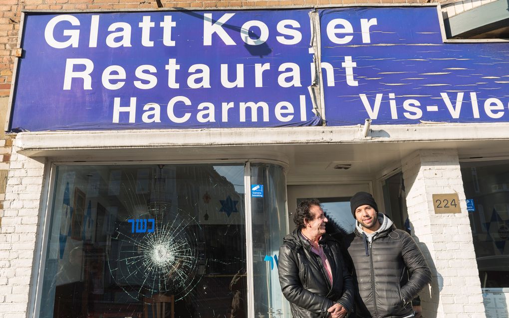 Eigenaar Daniël Bar-on en zijn vader bij restaurant HaCarmel, in 2018. beeld ANP, Evert Elzinga