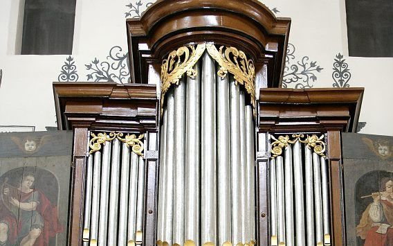 Harm Jansen bij het koororgel van de Grote of Andreaskerk in Hattem. Foto RD, Sjaak Verboom