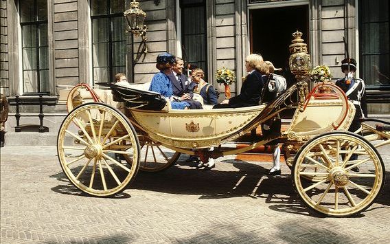 In het rijtuigenmuseum in het Groningse Leek is de komende maanden de geheel gerestaureerde crème calèche uit de Koninklijke Stallen te zien. Foto ANP