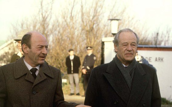 Biermagnaat Freddy Heineken (r.) en Ab Doderer, kort nadat ze zijn bevrijd uit een loods in Amsterdam, in 1983. - Foto's ANP