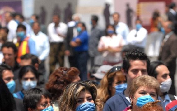 MEXICO-STAD - De autoriteiten in Mexico hebben het dodental als gevolg van de Mexicaanse griep zondagavond (lokale tijd) bijgesteld naar 22. Daarnaast zouden 568 inwoners van het land besmet zijn met de nieuwe griepvariant. Foto EPA