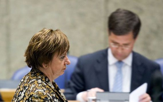 Premier Balkenende en minister Bos van Financiën presenteren de stukken vrijdag na afloop van de reguliere wekelijkse ministerraad. foto ANP