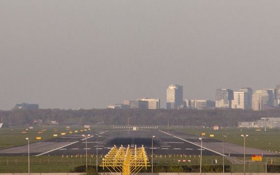 SCHIPHOL - De Boeing 737 van KLM tijdens de proefvlucht zaterdagavond. Een toestel van luchtvaartmaatschappij KLM heeft zaterdagavond een proefvlucht boven Nederland gevlogen om te kijken of de lucht schoon genoeg is. President-directeur Peter Hartman van