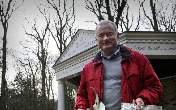 OUDEMIRDUM – Wim Stienstra poseert met enkele wrakstukken van een V2 raket in het Rijsterbos bij Oudemirdum. Vandaag is een wandelroute in gebruik genomen in het bos dat in de oorlog diende als camouflage voor de lancering van de desastreuze V2’s richting