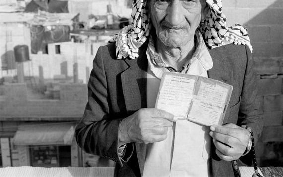 De Palestijn Fawzi Tanji woont in een vluchtelingenkamp op de Westelijke Jordaanoever. Hij is een van de door de Amerikaanse fotograaf Alan Gignoux geportretteerde vluchtelingen die op de tentoonstelling ”Palestina 1948” in het Tropenmuseum te zien zijn. 