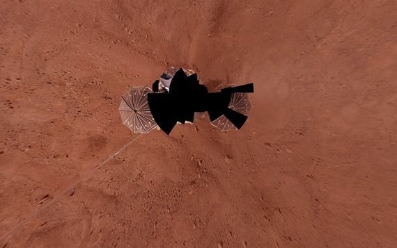 SCHIPHOL – Onderzoekers maken maandag een flink aantal duikvluchten boven de Noordzee. Op die manier denken de wetenschappers te kunnen verklaren hoe hellingen en rivieren op Mars zijn gevormd. Foto EPA