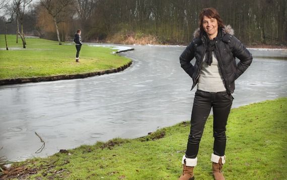 ROTTERDAM – Ivonne van Raaij runt een hondenschool in Rotterdam. Eerder volgde ze een opleiding communicatie en werkte ze als trainer-accountmanager bij een zakelijk opleidingsinstituut. Foto Sjaak Verboom