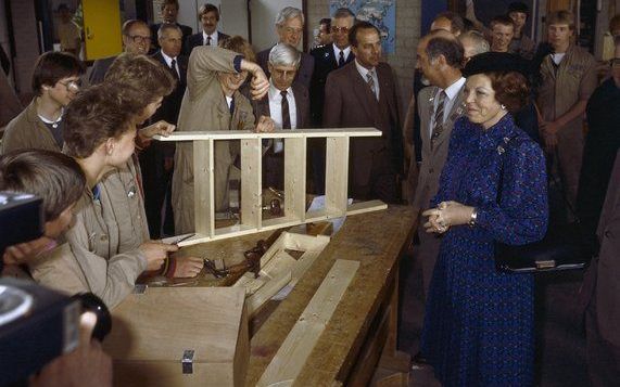 Koningin Beatrix bezoekt in 1983 de Ambachtschool in Katwijk. Foto ANP