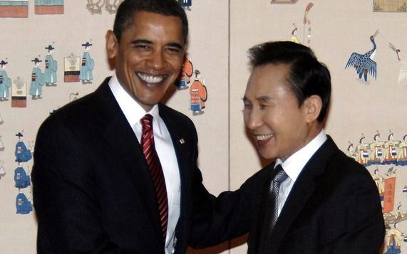 Obama (l.) met de Zuid–Koreaanse president Lee Myung–bak. Foto EPA