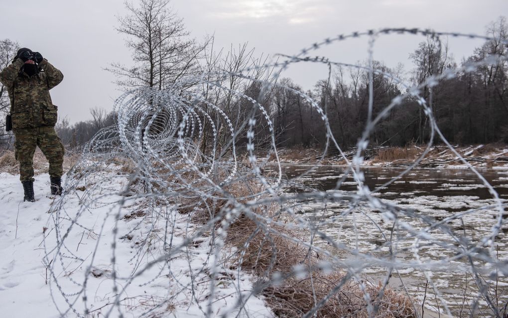 Poolse grenswachten patrouilleren aan de Pools-Wit-Russische grens bij het dorp Koden. beeld EPA, Wojtek Jargilo 