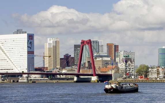 ROTTERDAM - Door onoplettendheid van een vrachtwagenchauffeur is de Thomassentunnel in de N15 in Europoort in de richting Rotterdam vrijdag urenlang afgesloten geweest. Foto ANP