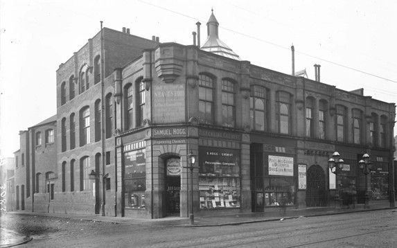 Zwart-witfoto van een groot, vierkant gebouw.