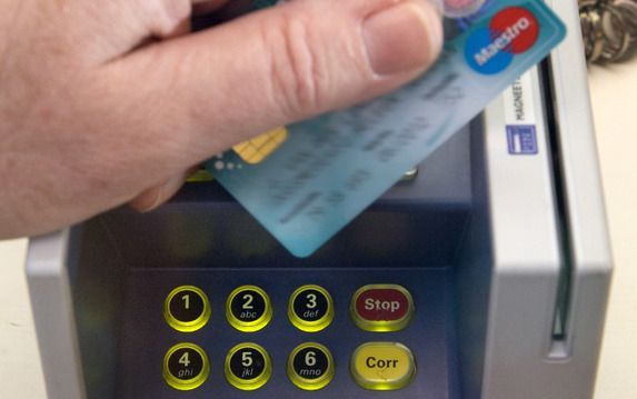 AMSTERDAM – Skimmers hebben een nieuwe manier gevonden om bankpasgegevens te verkrijgen van mensen die in de winkel een product met de pin kopen. De criminelen vervangen ongezien het hele pinapparaat voor een eigen nagemaakt exemplaar. Currence, de eigena