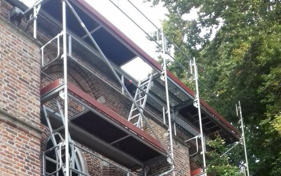 De restauratie van de kerk te Nederhemert-Zuid is in volle gang.  beeld Hhg Nederhemert