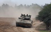 Israëlische militairen verplaatsen zich naar de Gazastrook. beeld EPA, Atef Safadi
