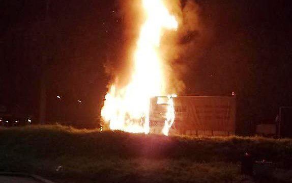 De brandende vrachtwagen langs de A50. Beeld via twitter.com/GEllenkamp