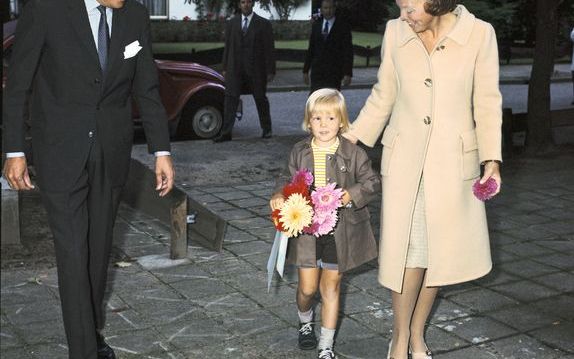 Prinses Beatrix en prins Claus brengen prins Willem Alexander op zijn eerste schooldag naar de Baarnse Montessorischool. Foto ANP