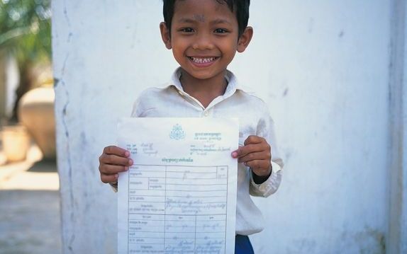 Een jongetje is eindelijk geregistreerd door tussenkomst van een organisatie die zich beijvert voor naleving van de kinderrechten. Die rechten werden twintig jaar geleden door de VN aangenomen. - Foto ANP