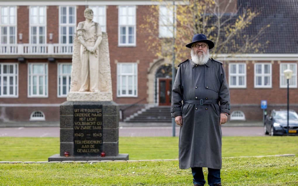 Albert Metselaar bij het monument voor de gevallenen in Hoogeveen. Hij vindt dat de onderscheiding van Nieuwlande meer moet afstralen op de hele regio. beeld Jaco Hoeve Fotografie