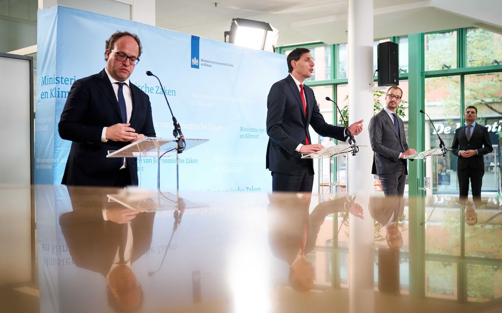 Ministers Eric Wiebes (Economische Zaken en Klimaat), Wouter Koolmees (Sociale Zaken en Werkgelegenheid) en Wopke Hoekstra (Financien) presenteren extra steunmaatregelen voor ondernemers die financieel getroffen zijn door de coronacrisis. beeld ANP PHIL N