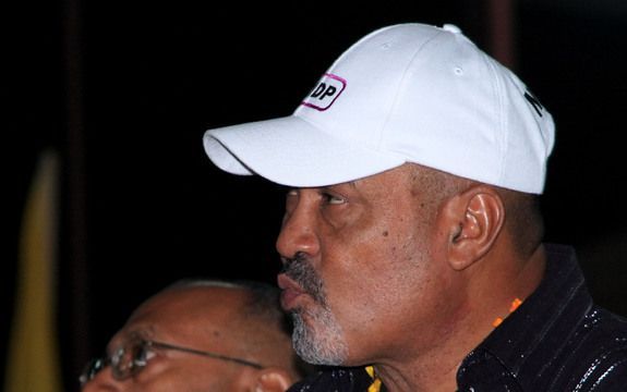 PARAMARIBO – Desi Bouterse is geen lid meer van het parlement in Suriname. Een deurwaarder heeft dinsdagmiddag een brief afgeleverd bij de ex–legerleider, waarin het ontslag formeel aan hem werd meegedeeld. Dat heeft voorzitter Paul Somohardjo van de Nati