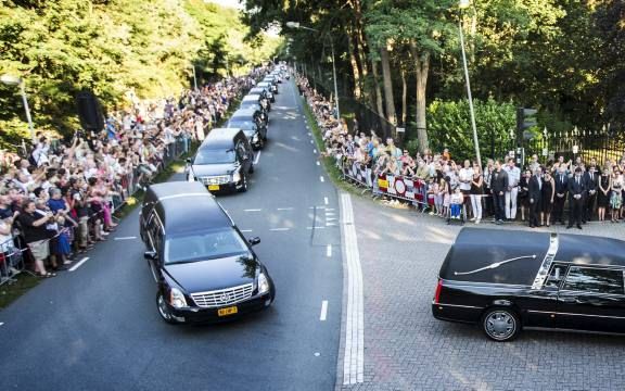 Aankomst van rouwauto's bij de kazerne in Hilversum. beeld ANP