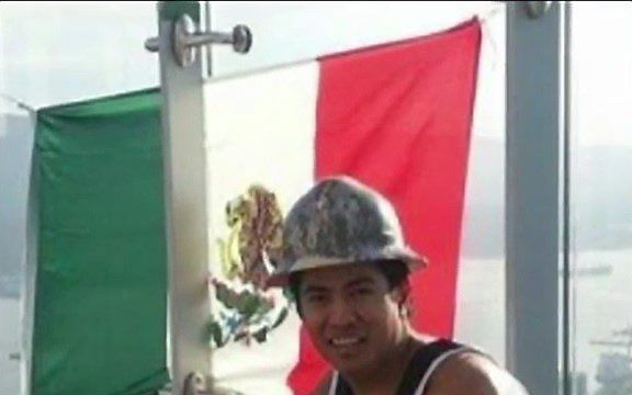 Diego Reyna heeft een Mexicaanse vlag geplant op de top van de ‘Trump Tower’ in Vancouver.  beeld uit video YouTube