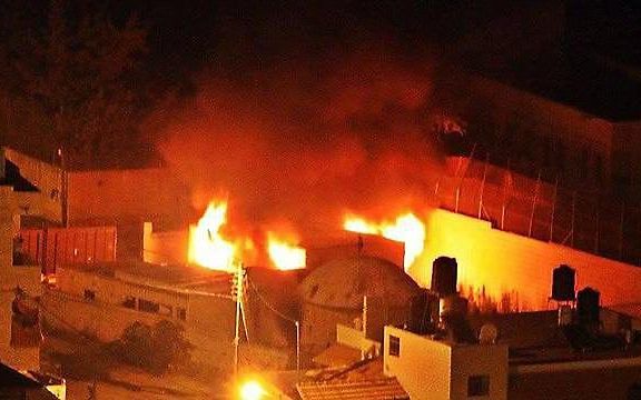 Palestijnse jongeren zetten de tombe van Jozef in brand. beeld IDF