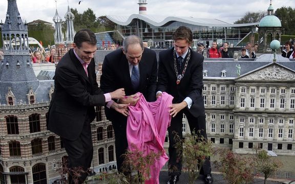 In Madurodam wordt een homomonument onthuld door de (inmiddels) oud-voorzitter van het COC en de burgemeesters van Amsterdam en Madurodam. - Foto ANP