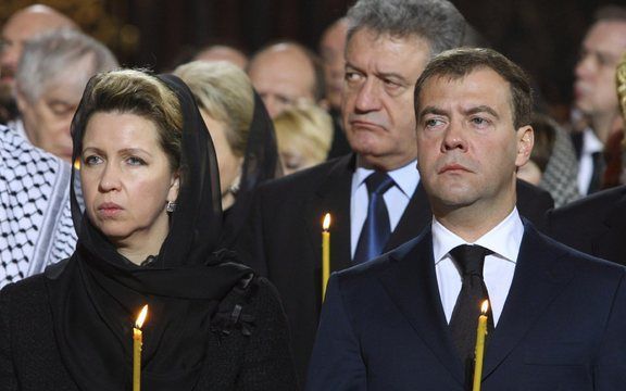 Aan deze dodenmis in de Verlosserkathedraal bij het Kremlin namen ook de Russische president Dmitri Medvedev en premier Vladimir Poetin deel. Foto EPA