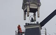 Met een hijskraan werd maandag de torenspits van de voormalige gereformeerde kerk in Doorn gehaald om onderhoud te kunnen uitvoeren. beeld Heuvelrug Wonen
