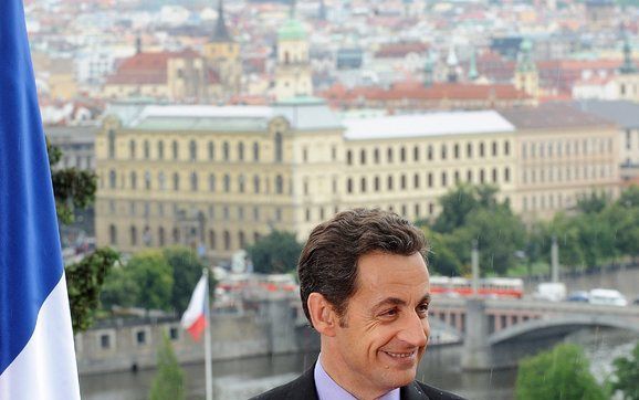 Frankrijk zal spoedig terugkeren in de militaire commandostructuur van de NAVO, zei president Nicolas Sarkozy dinsdag tijdens de presentatie van zijn hervormingsplannen voor het Franse leger. Het land trok zich in 1966 terug uit dit onderdeel van de NAVO.