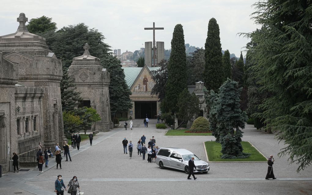 Een begrafenis in Bergamo, Lombardije, Italië. Beeld Piero Cruciatti / AFP