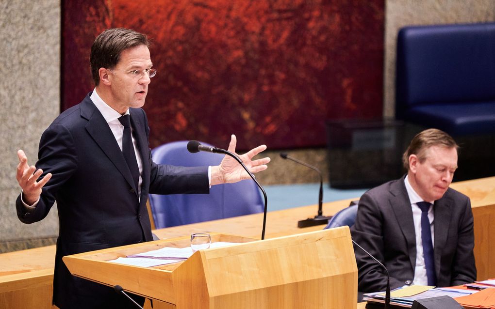 Premier Mark Rutte (VVD) en minister Bruno Bruins van Medische Zorg & Sport (VVD) tijdens het debat over de ontwikkelingen rondom het coronavirus in de Tweede Kamer. beeld ANP