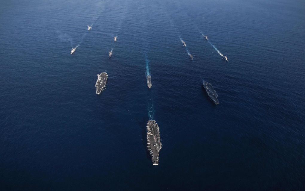 Amerikaanse en Japanse marineschepen op de Grote Oceaan. beeld AFP