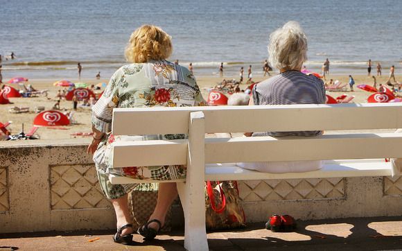 ZANDVOORT - Drie vrouwen genieten van het mooie weer op de boulevard van Zandvoort. Een hoop mensen genoten vandaag op het strand van Zandvoort van het mooie weer, 1 juli 2008. Foto ANP