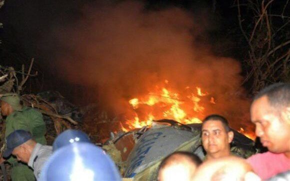 Het verongelukte vliegtuig brand nadat het is neergestort. Foto EPA