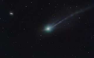 Lichtgevende vlek tegen een zwarte achtergrond.