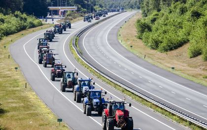 Duizenden boeren protesteerden woensdag in Stroe tegen het stikstofbeleid. Foto: na afloop van het protest vertrekken boeren in hun tractoren via snelweg A1. beeld ANP, Vincent Jannink
