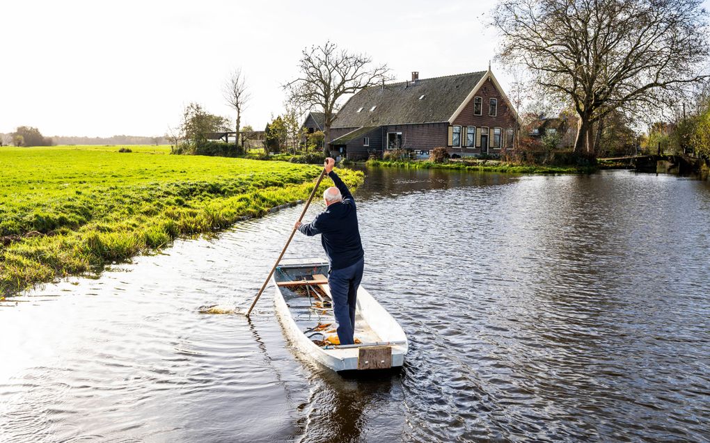 Voormalig waarnemend dijkgraaf Jaap Slingerland uit Berkenwoude vaart in een schouw door de Krimpenerwaard. beeld Cees van der Wal
