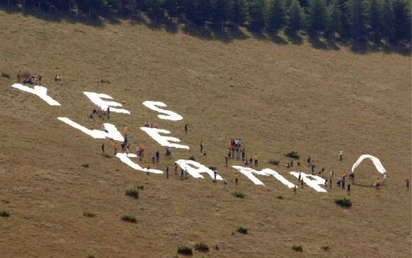 Mensen die dakloos zijn geraakt na de aardbeving in L’Aquila hebben demonstreren tijde de G8-top. Foto EPA